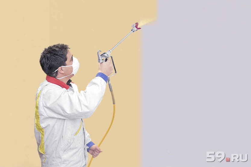 Маляры пермь. Маляр с краскопультом. Покраска стен механизированным способом. Безвоздушная механизированная покраска. Покраска стен краскопультом.